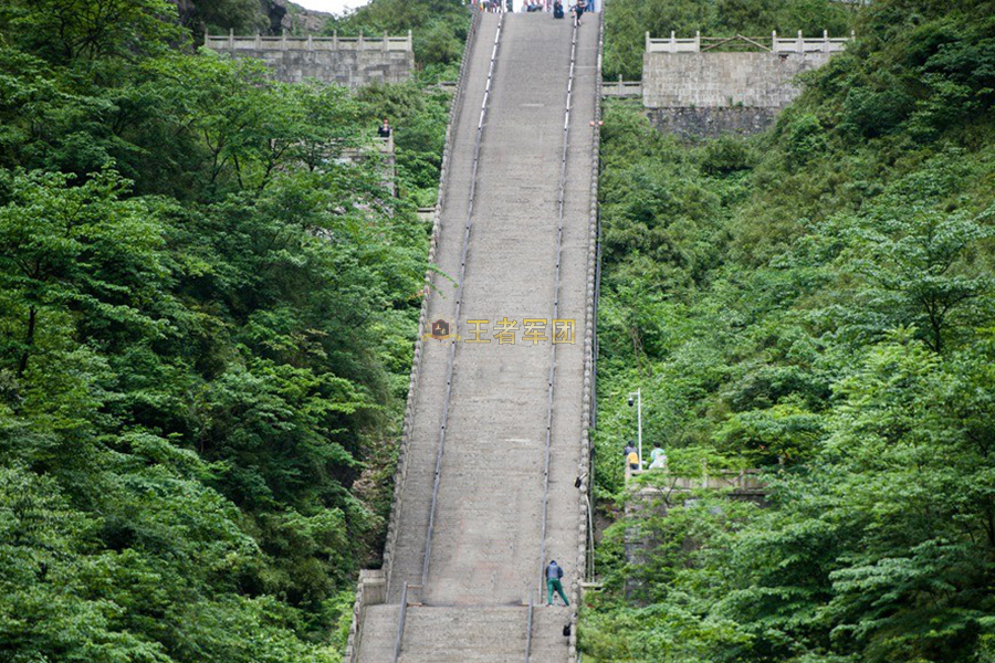 挑战天门山，路虎揽胜运动版P400e战胜不可能