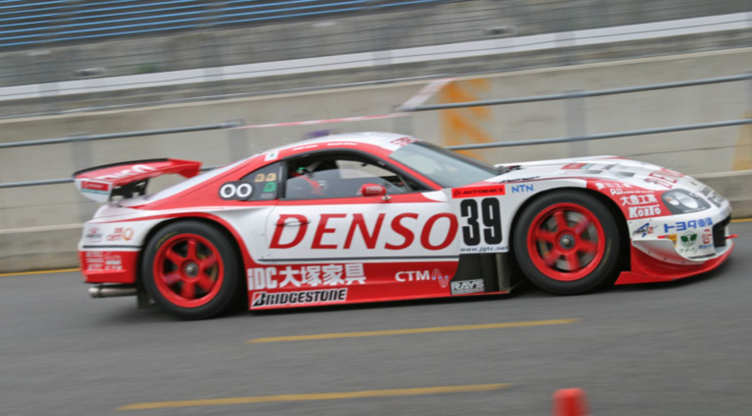 在2000年的JGTC比赛中，TE37出现在了很多GT500的赛车上，例如Denso Supra