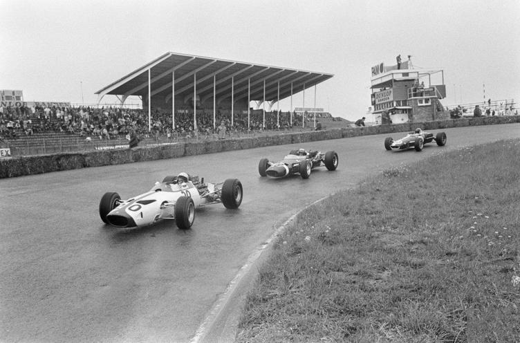 拍摄于1966年Grand Prix 领先的车型为迈凯轮M2B，使用的是一体是合金轮毂