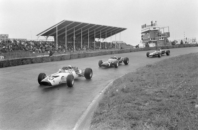 拍摄于1966年Grand Prix 领先的车型为迈凯轮M2B,使用的是一体是合金轮毂 轮毂进化简史